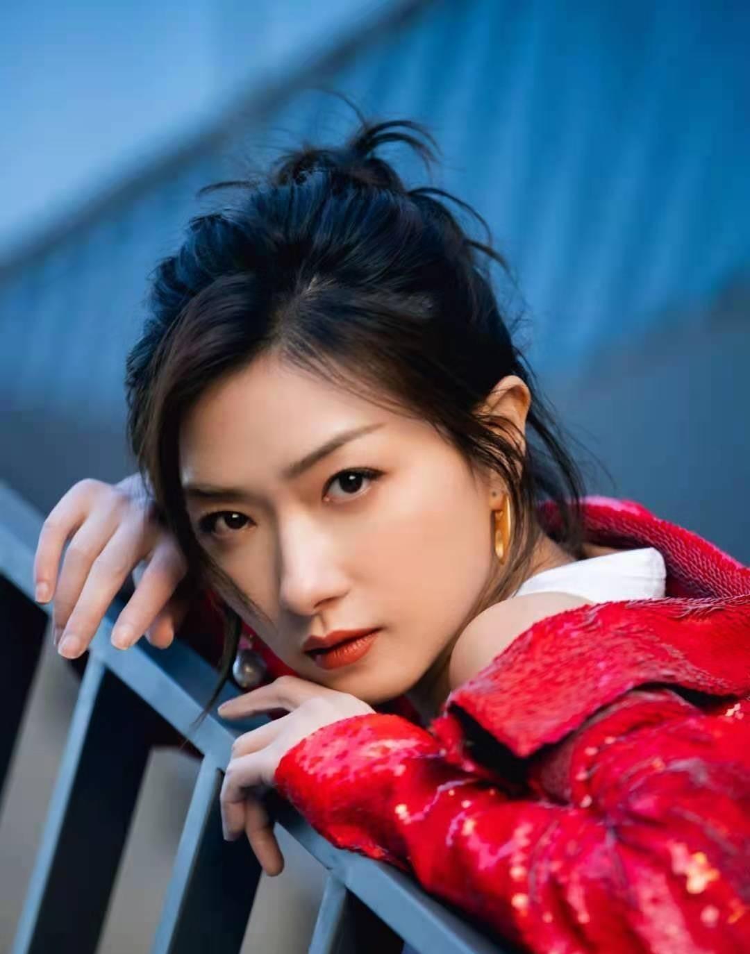 万茜:演艺界的璀璨星辰,家庭生活的温暖守护者 在演艺界这个星光璀璨
