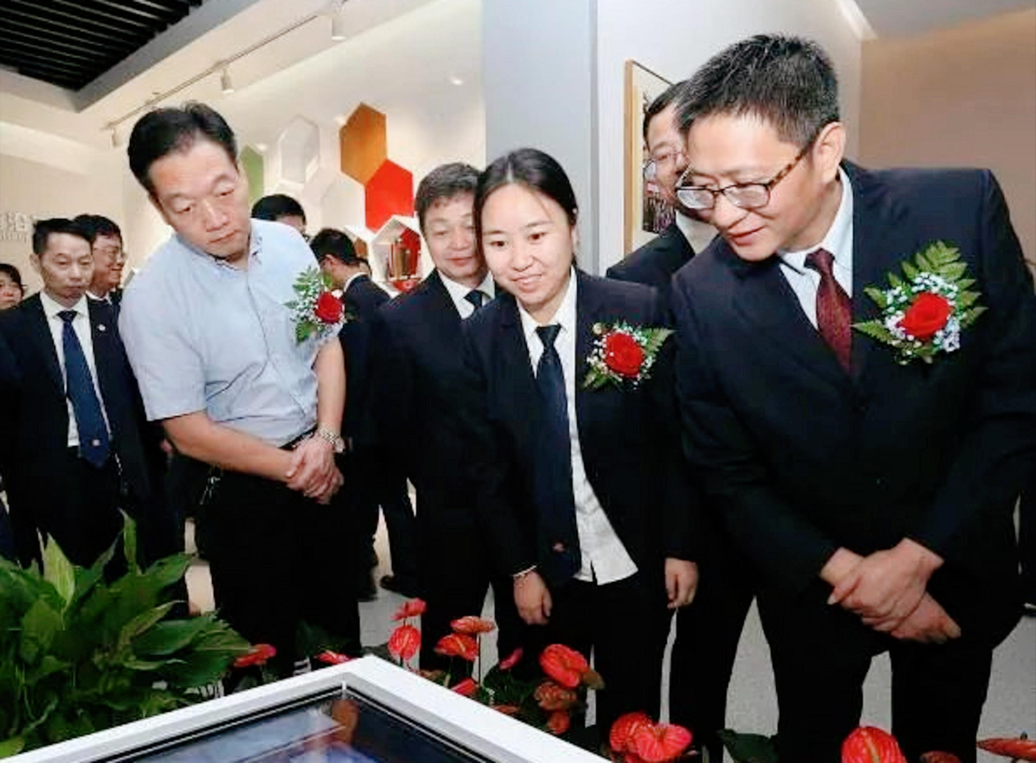 阮静波,浙江闰土股份有限公司的控股股东,实际控制人和董事长及法定