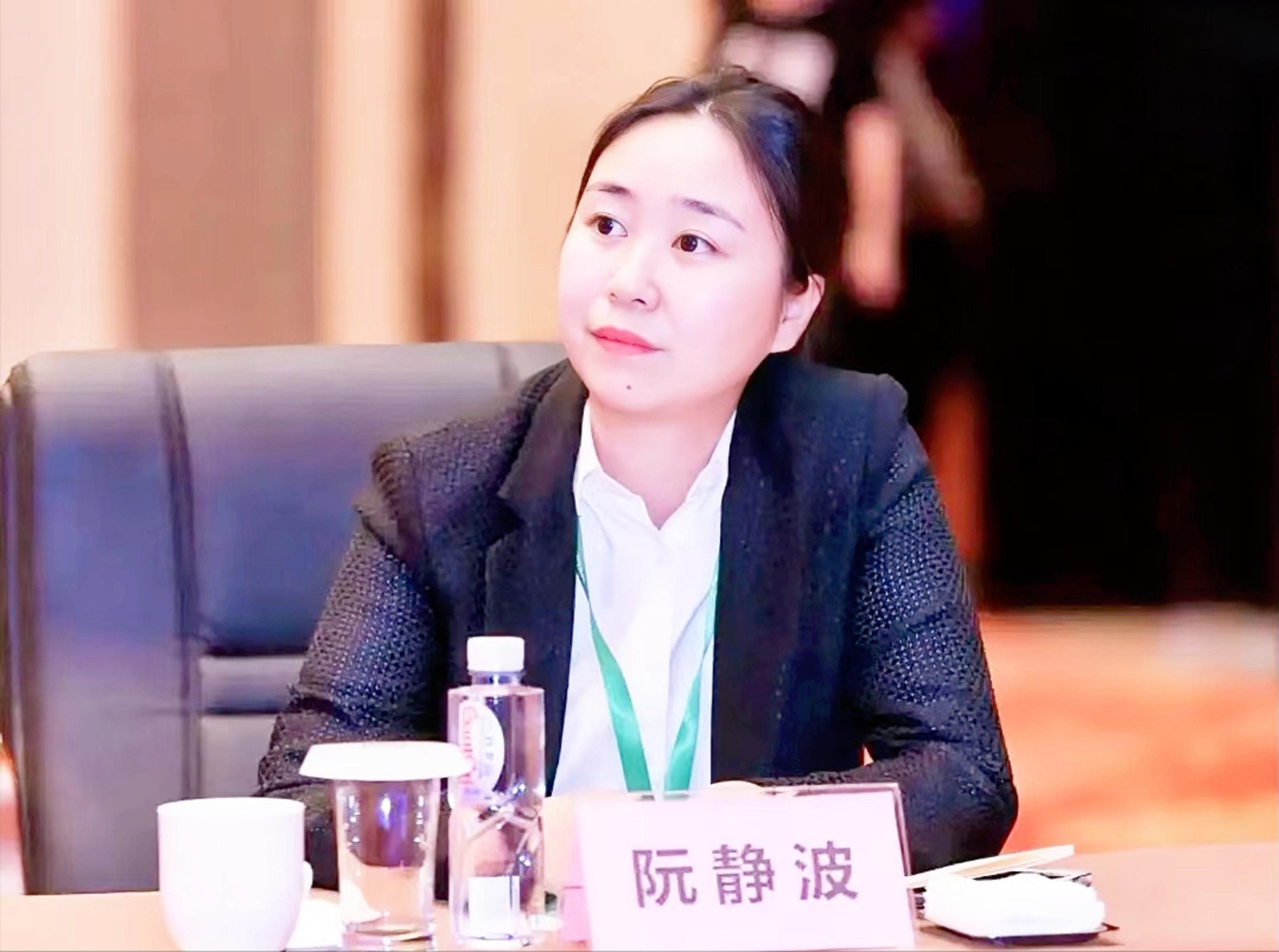 85后的阮静波,身为浙江闰土股份有限公司的年轻女董事长,用她的智慧与