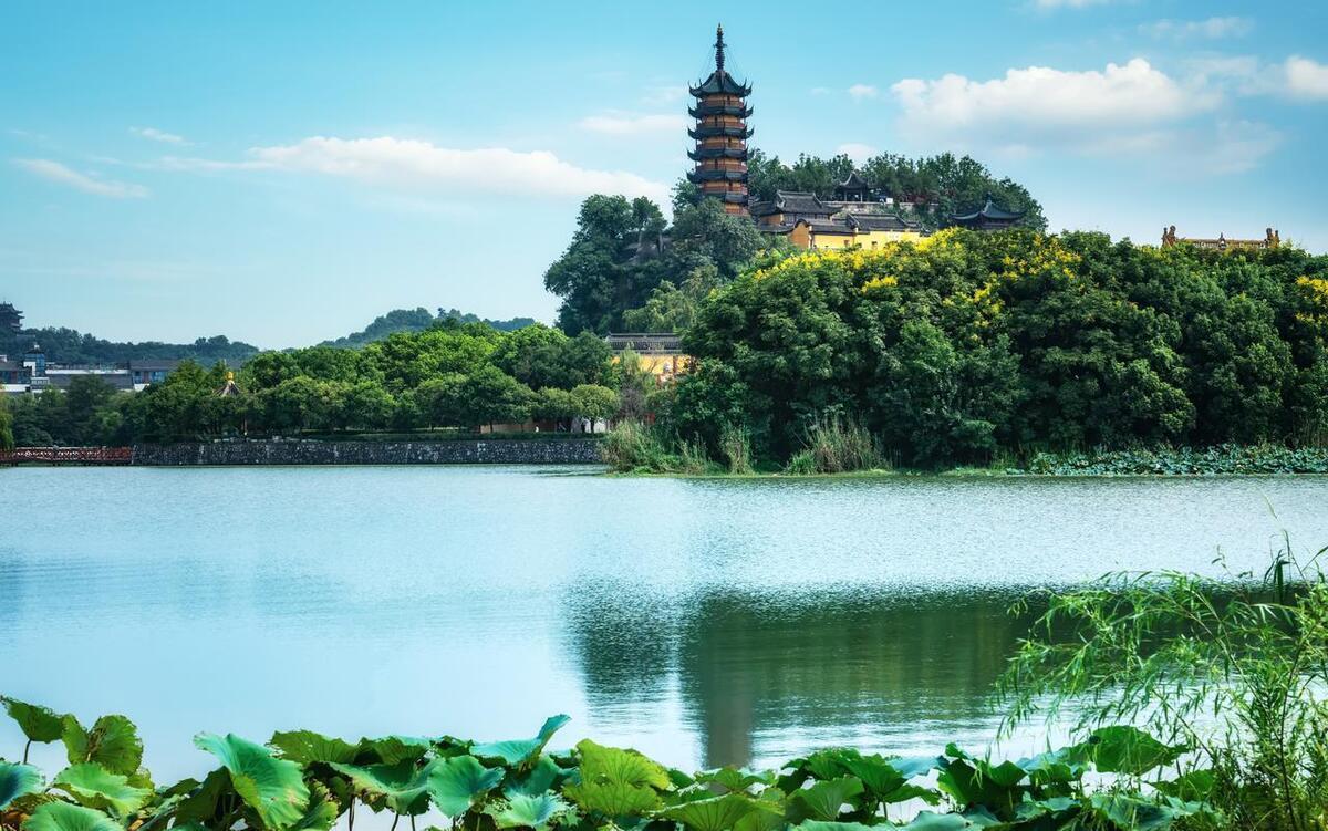 镇江:历史与现代的完美融合 镇江市,长江之滨的璀璨明珠,是中国传统