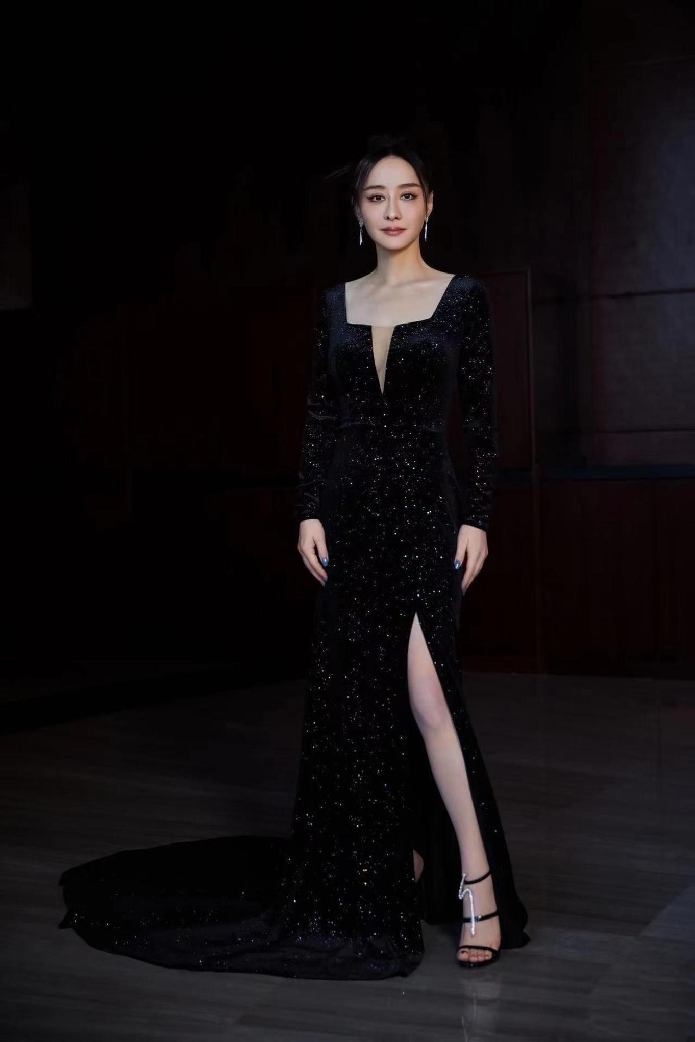 陈德容:时光沉淀下的优雅与智慧 在昨日的时尚盛典红毯上,陈德容再次