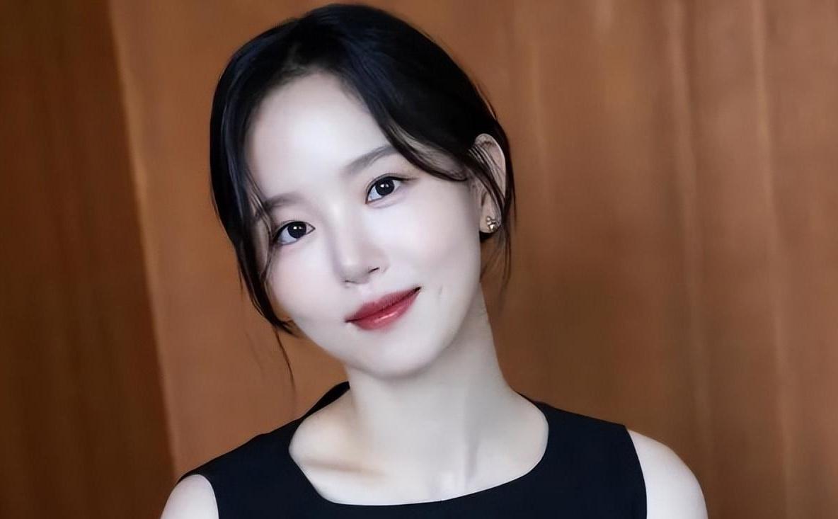 女星姜汉娜:用大胆表演征服娱乐圈 姜汉娜,这个名字在韩国娱乐圈中有