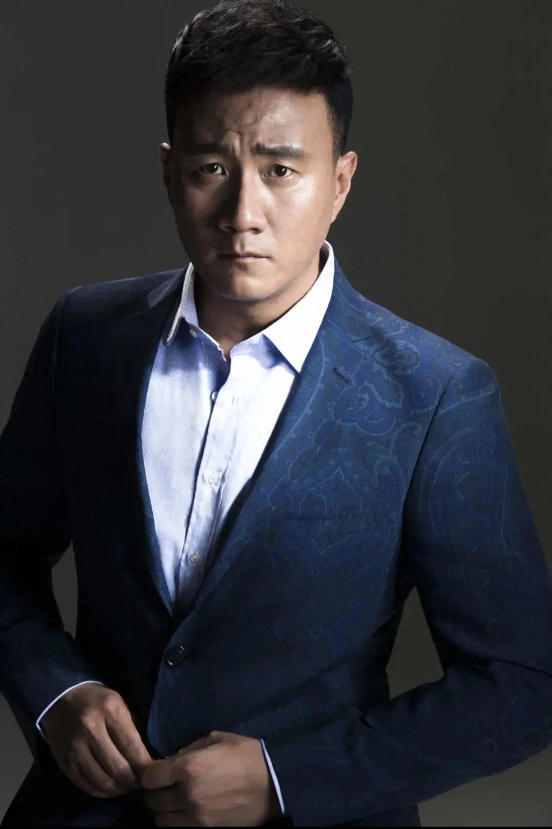 胡军:魅力四溢的顶级演员,引领正能量的公益之星 胡军是内娱顶级alpha