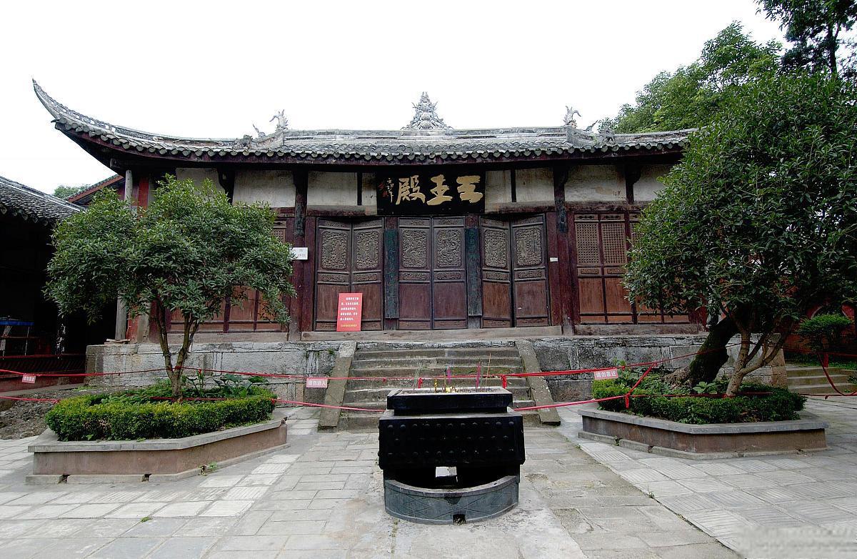 新平戛洒镇:云南古镇的璀璨明珠 新平戛洒镇,位于云南省玉溪市,是一颗