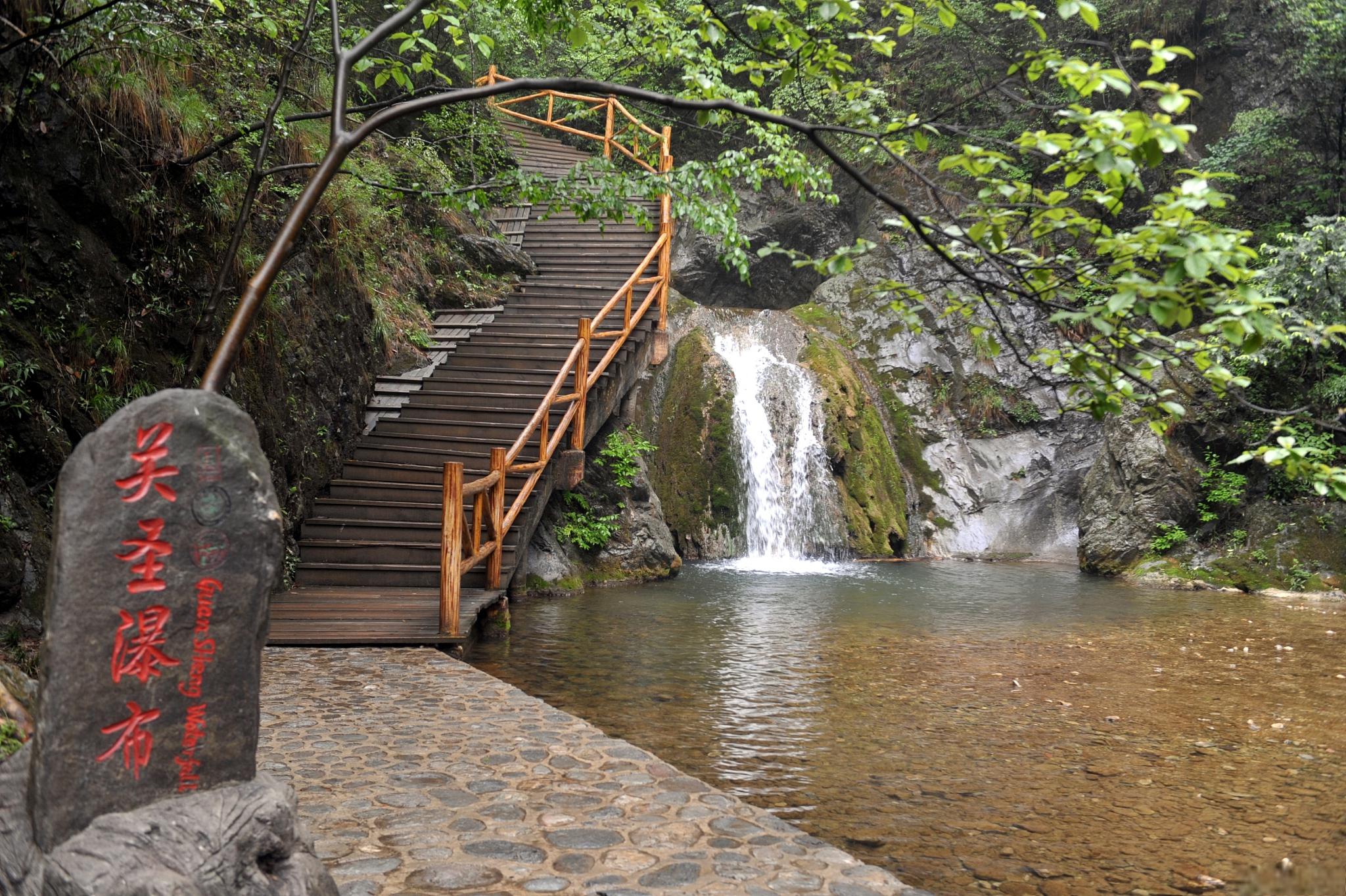 莽山森林公园自驾游攻略 莽山森林公园位于湖南省郴州市宜章县,是一个