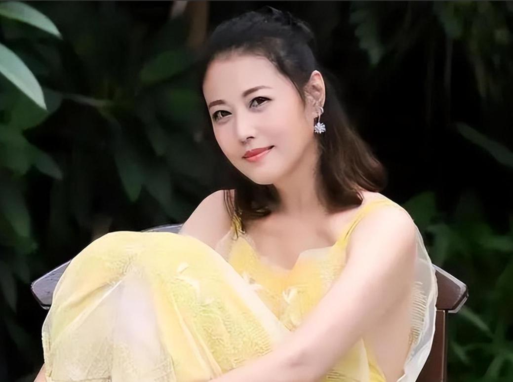 黄百鸣缅怀周海媚:经典角色的永恒光辉 前段时间,黄百鸣在社交平台上