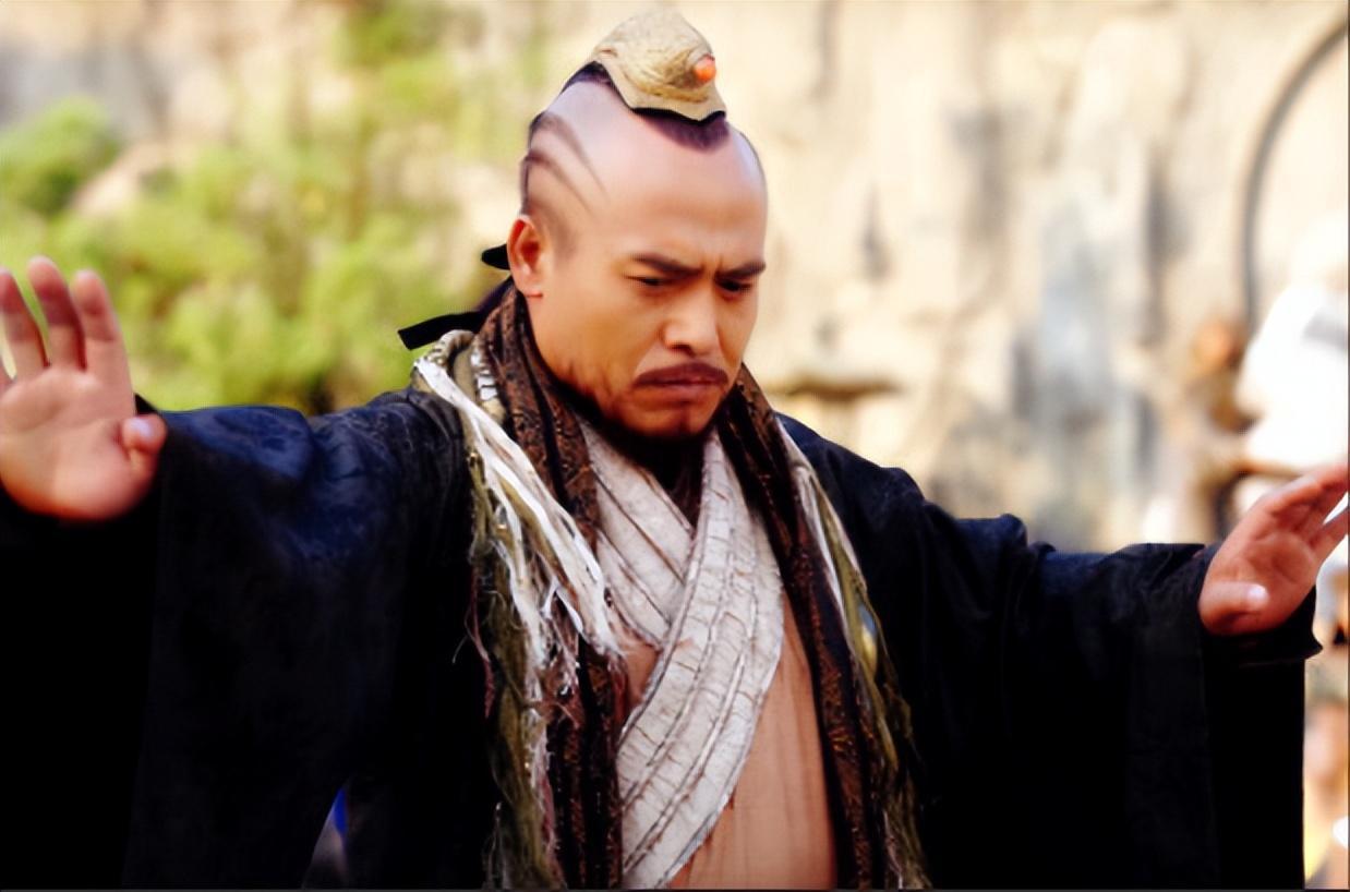 在襄阳城外的战场上,郭靖面对蒙古大军的挑战,却遭到了一道意想不到