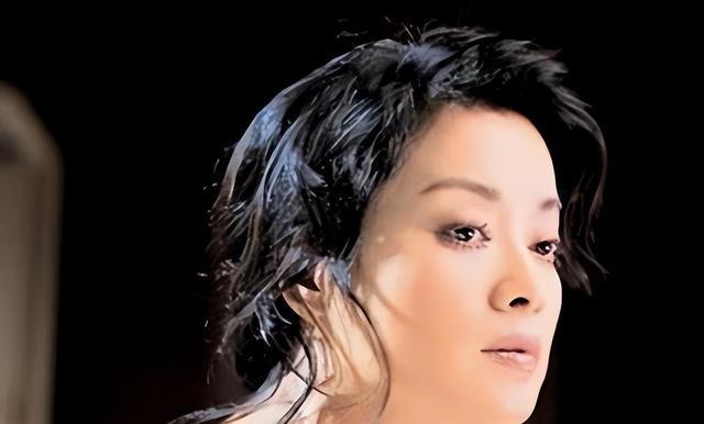 金炜玲,这个名字曾经风靡全国,她凭借出色的唱功和天赋,在全国音乐