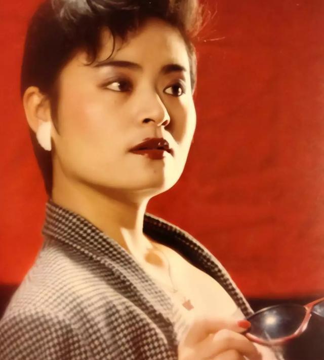 金炜玲,这个名字曾经风靡全国,她凭借出色的唱功和天赋,在全国音乐