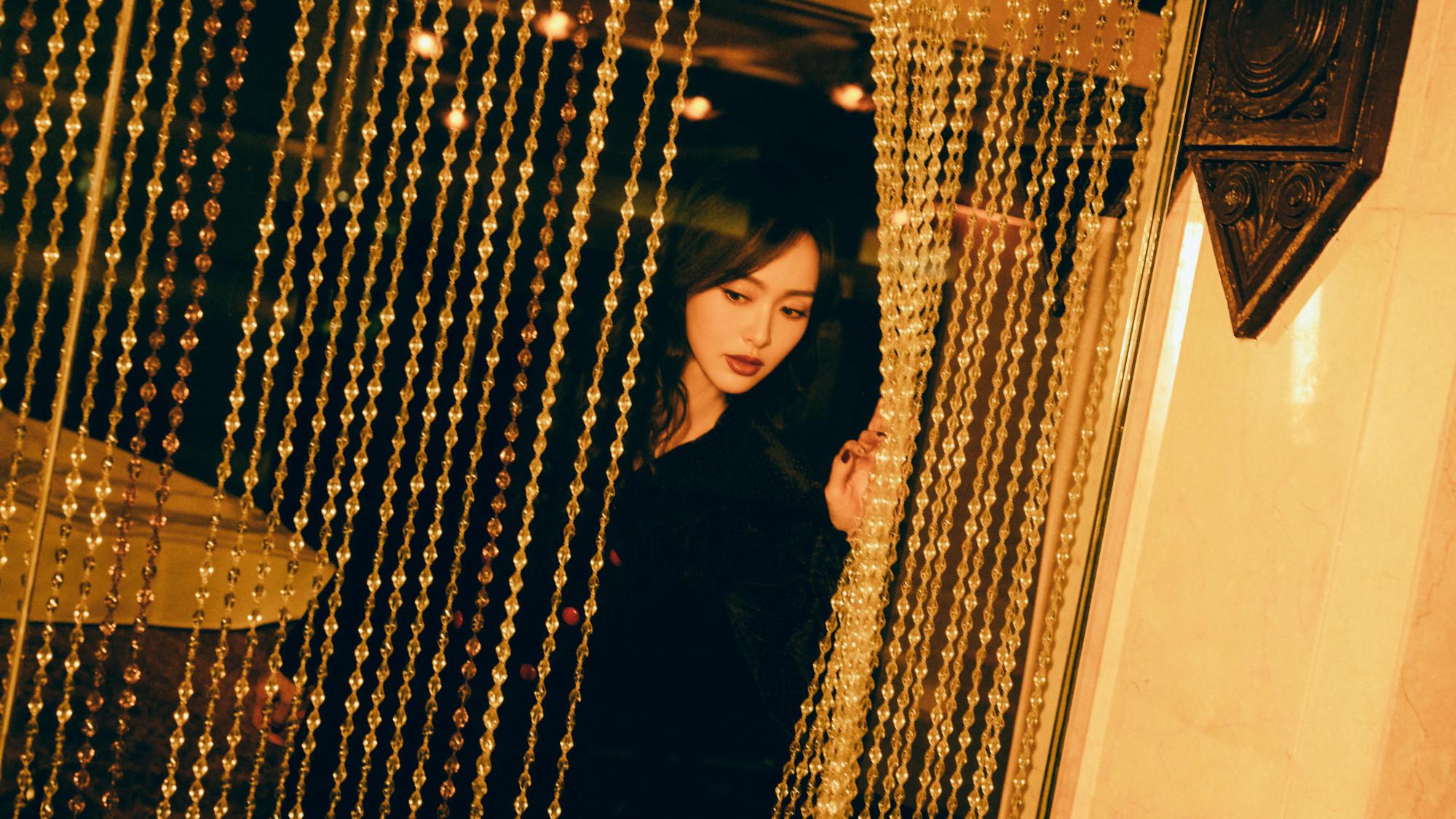 唐嫣复古风西服套装亮相,引领时尚潮流 唐嫣的复古风西服套装美照近日