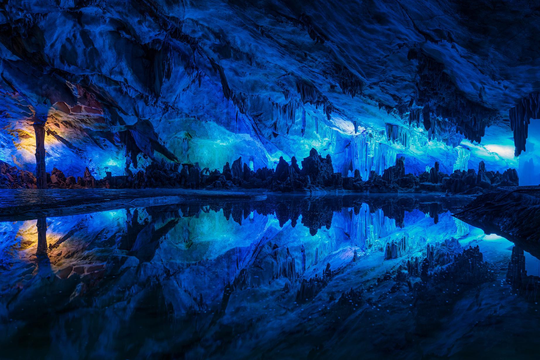 芦笛岩:隐藏在绿意中的地下宫殿 芦笛岩,位于广西桂林,是一座隐藏在