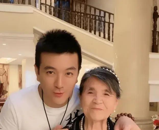 杨子母亲88岁生日庆典:陶虹亮相,黄圣依深情祝福 前些日子,杨子母亲董