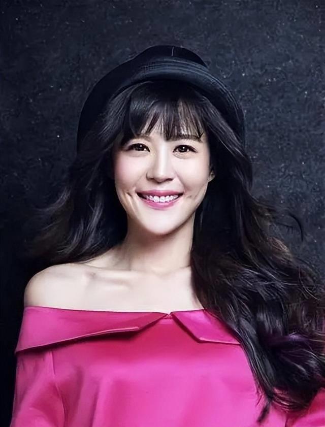 自带梨涡笑的女星:朱珠,李金铭,唐艺昕和张静初 朱珠,李金铭,唐艺昕和