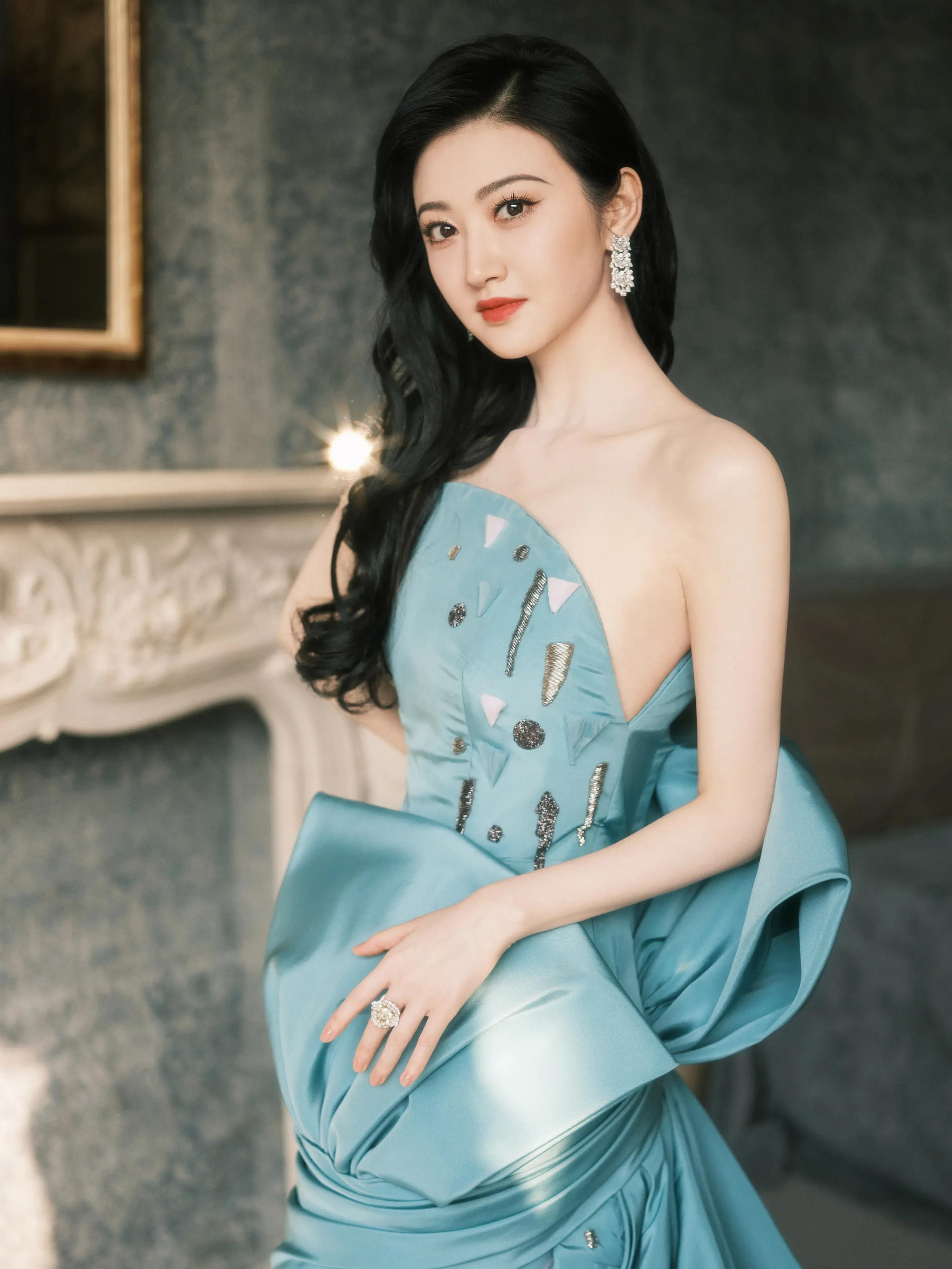景甜:人如其名,甜美与优雅并存 景甜,这个名字确实如其人,给人一种