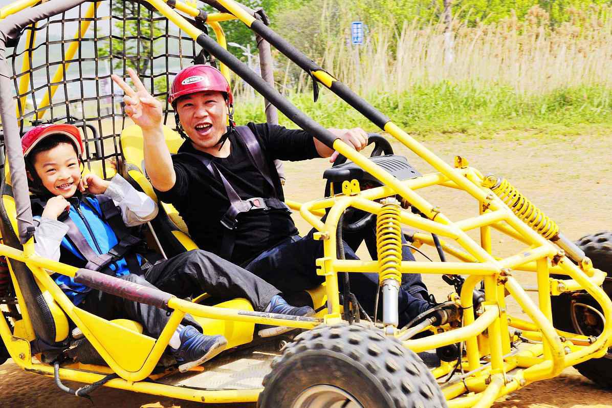 江苏扬州仪征市的仪征红山体育公园,不仅拥有丰富的体育设施,还群合