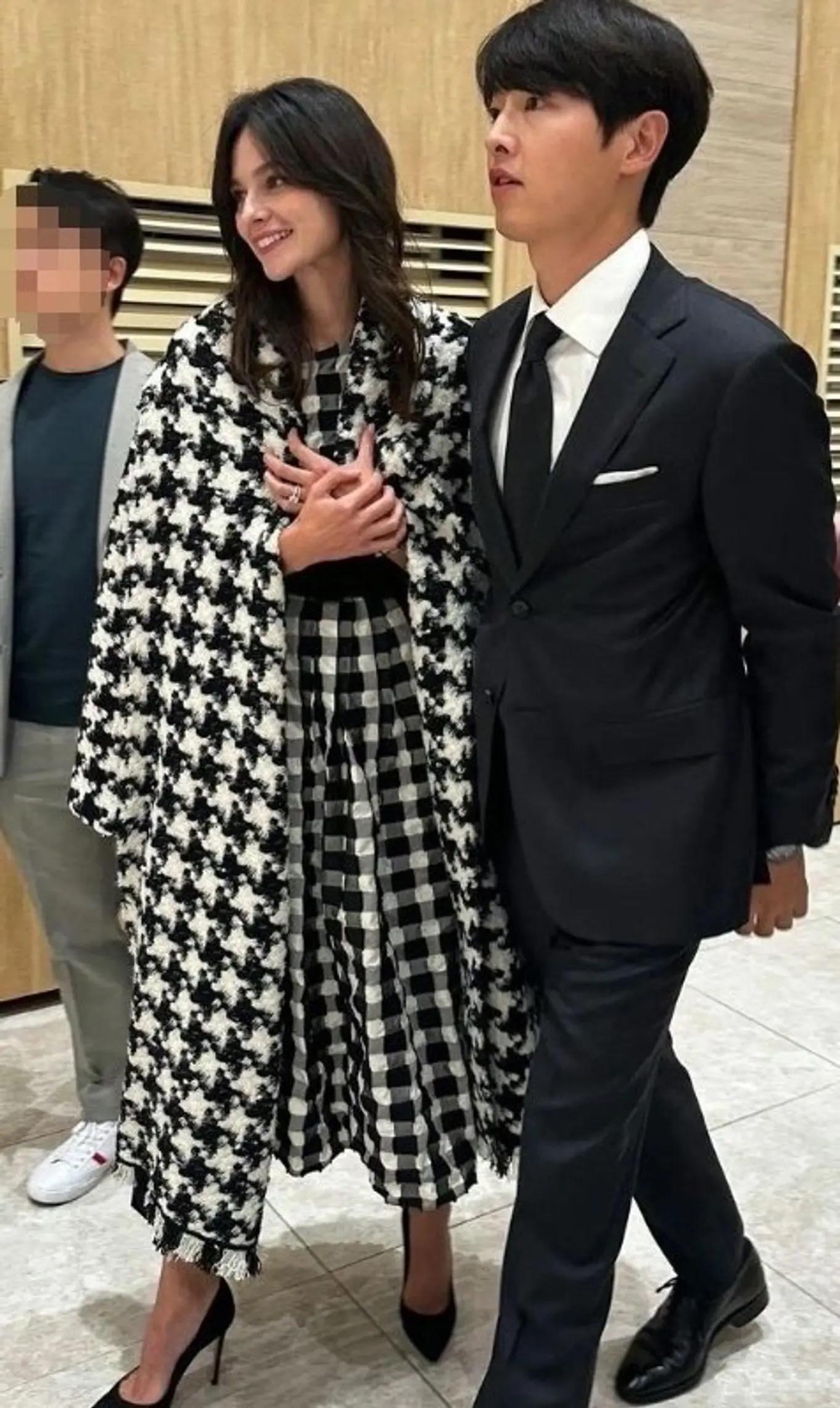 宋仲基表示,自己并不在意妻子二婚传闻,更在意的是妻子和儿子的幸福.