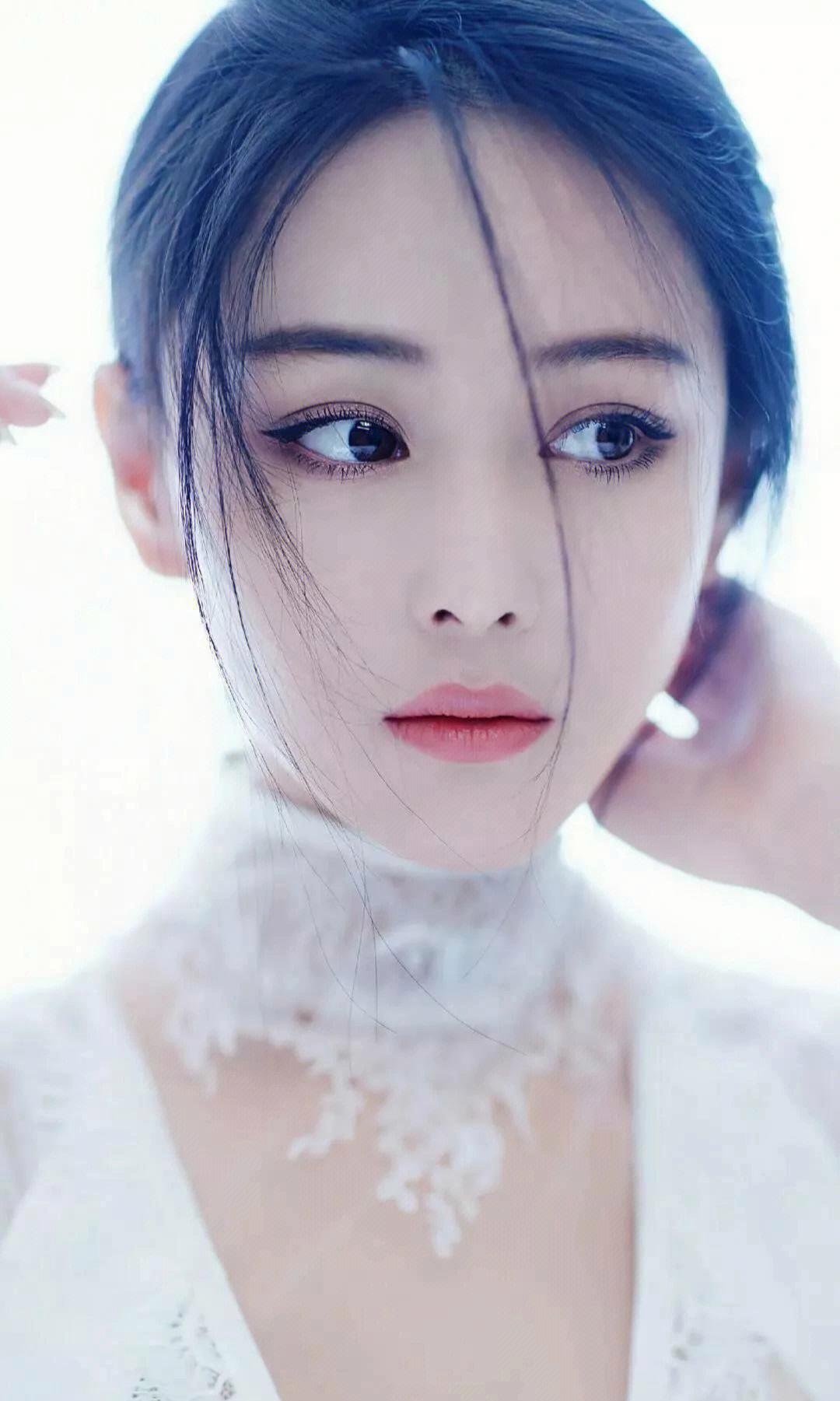 张馨予自曝36岁患上皮炎,素颜清纯精致 知名女星张馨予自曝患上皮炎