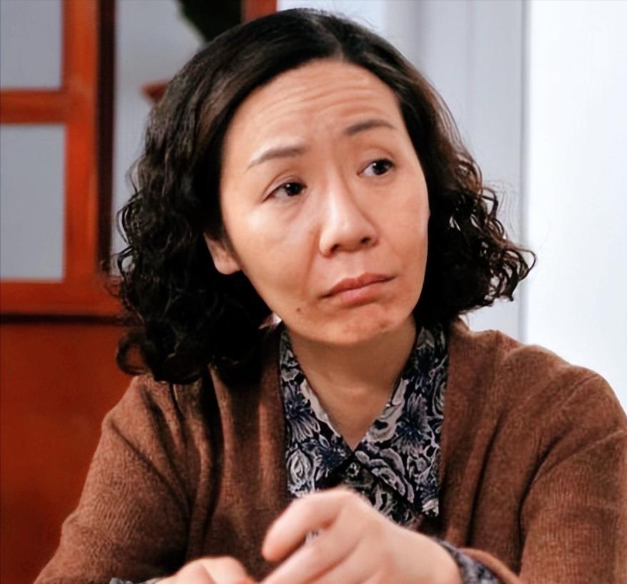 逆袭人生:杨青的演员梦与豪门婚姻 在娱乐圈中,杨青是一个独特而引人