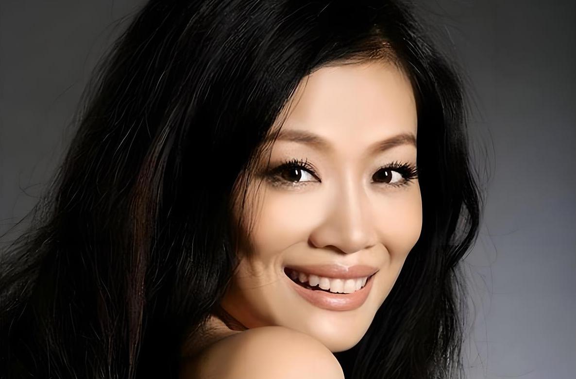 凤凰卫视才女主播曾子墨:从金融新星到瑞幸咖啡老板娘的传奇人生