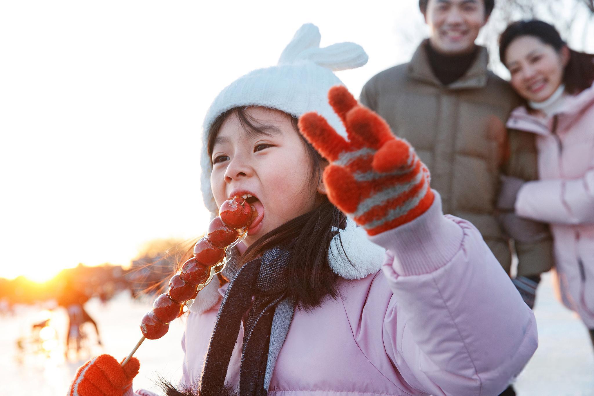 糖葫芦女生恢复摆摊 广西南宁的一名卖冰糖葫芦的女大学生,在经历同行