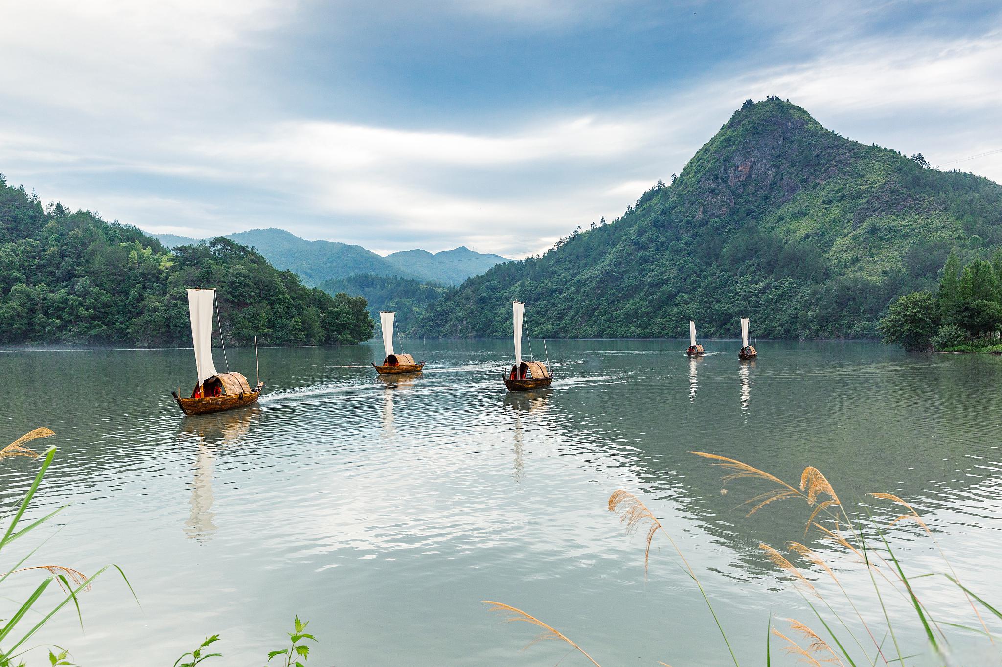 缙云仙都:人间仙境 缙云仙都景区,一处充满神秘色彩的旅游胜地.