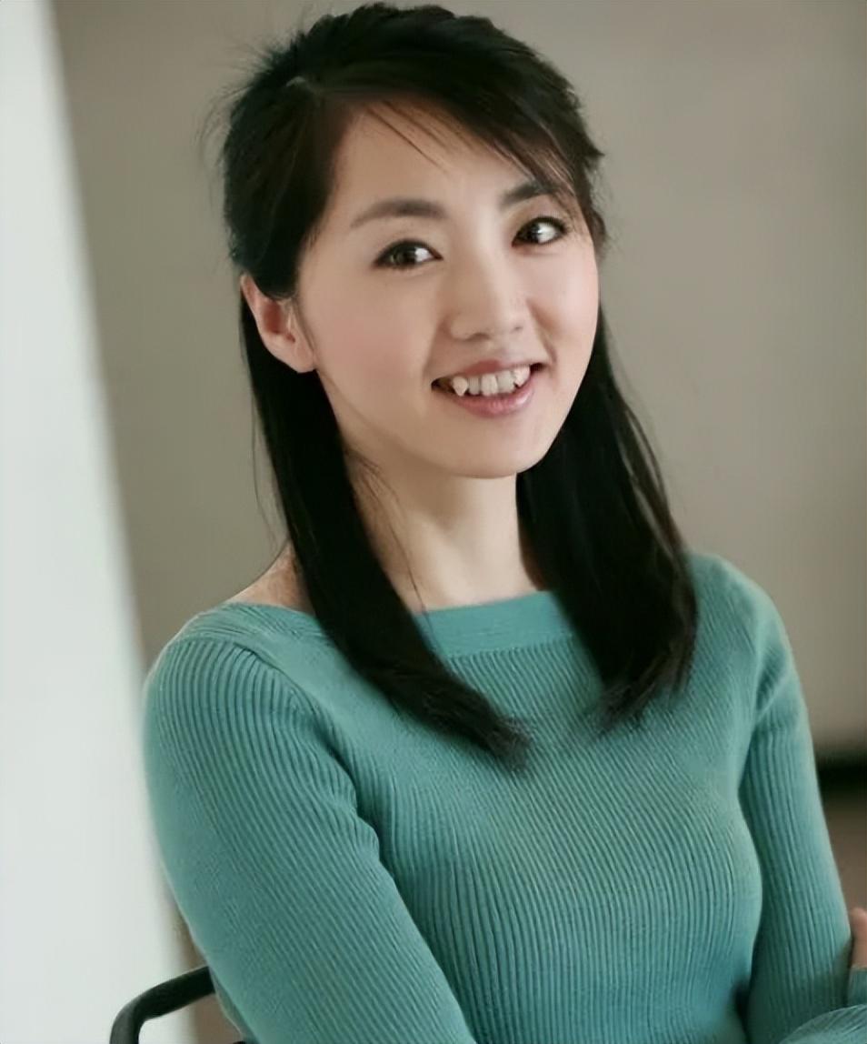 1997年,24岁的杨丹和初恋佟强在北京低调结婚,两人结婚多年一直没有要