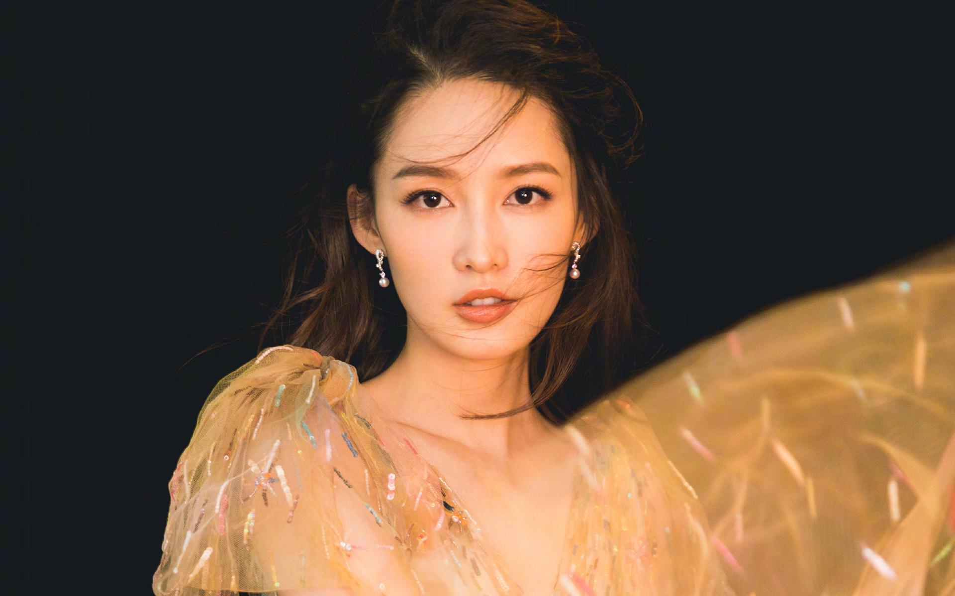 李沁白鹿获新资本力捧,江苏文娱的新尝试 江苏文娱力捧李沁和白鹿