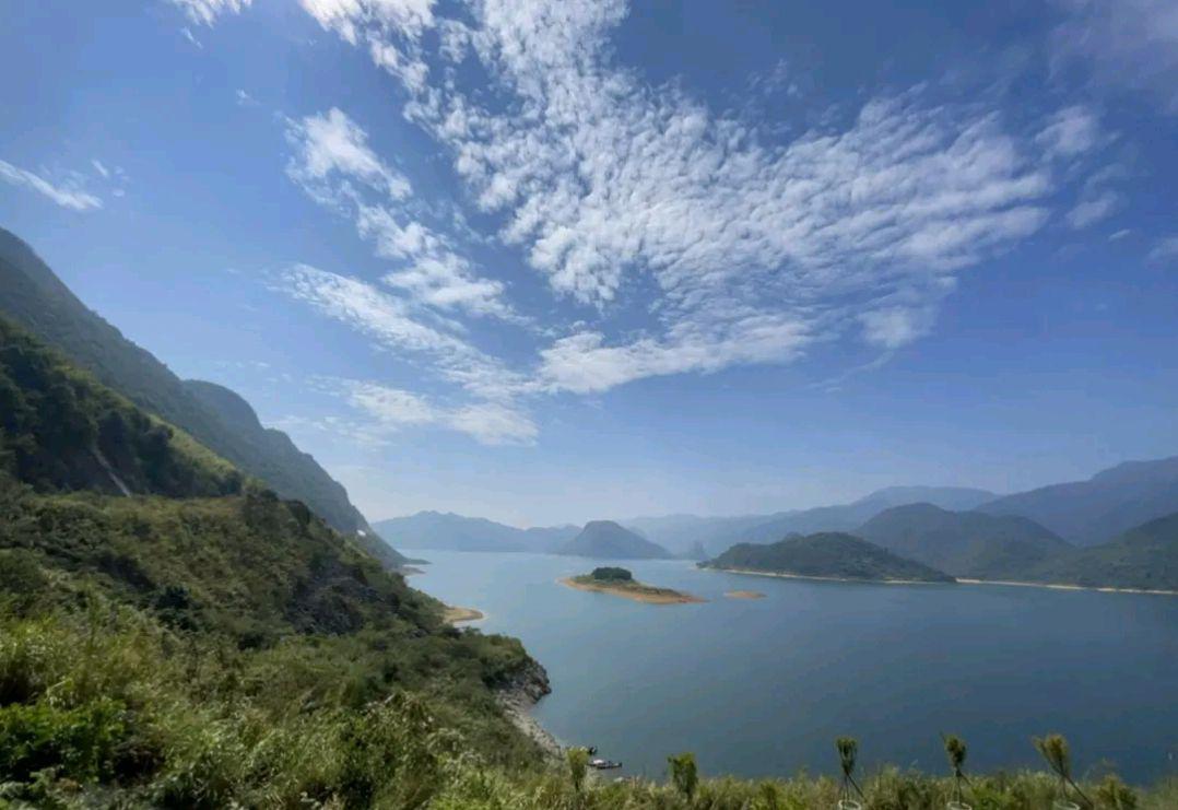 九嶷山:神秘而美丽的自然景观 九嶷山位于湖南省永州市宁远县,是一处