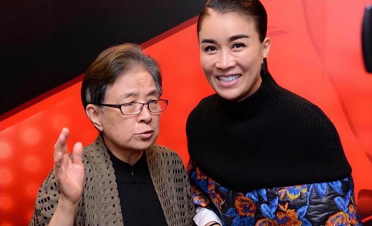 杨坤与那英:娱乐圈中的亲密朋友与复杂关系 杨坤和那英在娱乐圈中被誉