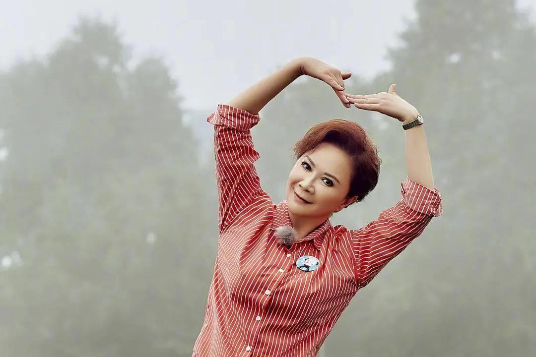 蔡明:喜剧天后背后的家庭与事业传奇 蔡明,中国喜剧界的璀璨明星,以其