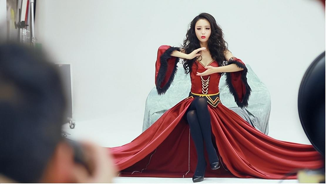 佟丽娅金色人鱼裙亮相:自信之光的璀璨绽放 佟丽娅,历经演艺生涯的