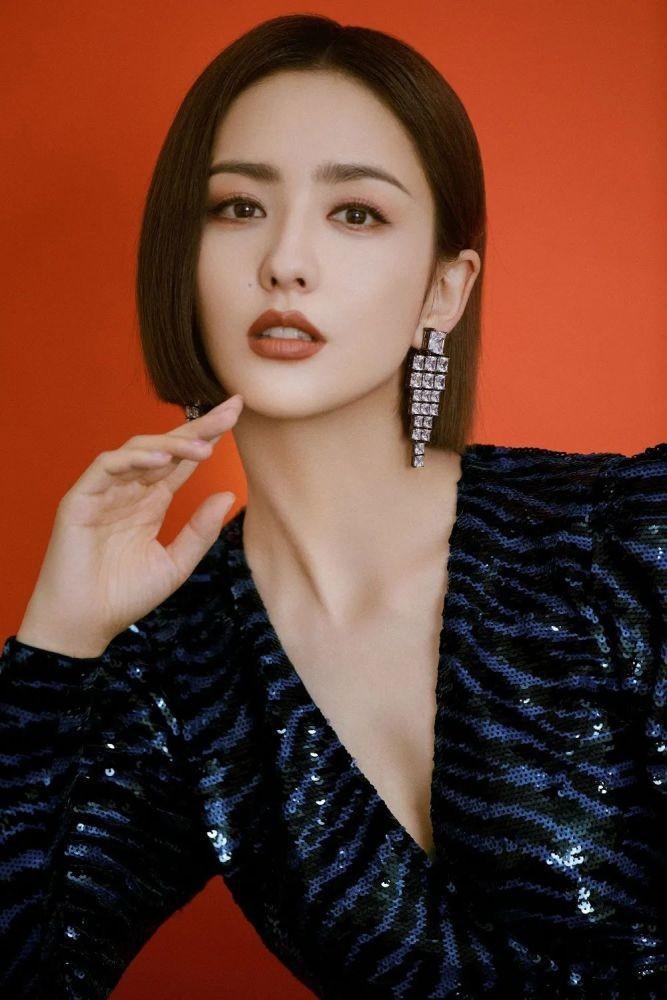 佟丽娅金色人鱼裙亮相:自信之光的璀璨绽放 佟丽娅,历经演艺生涯的