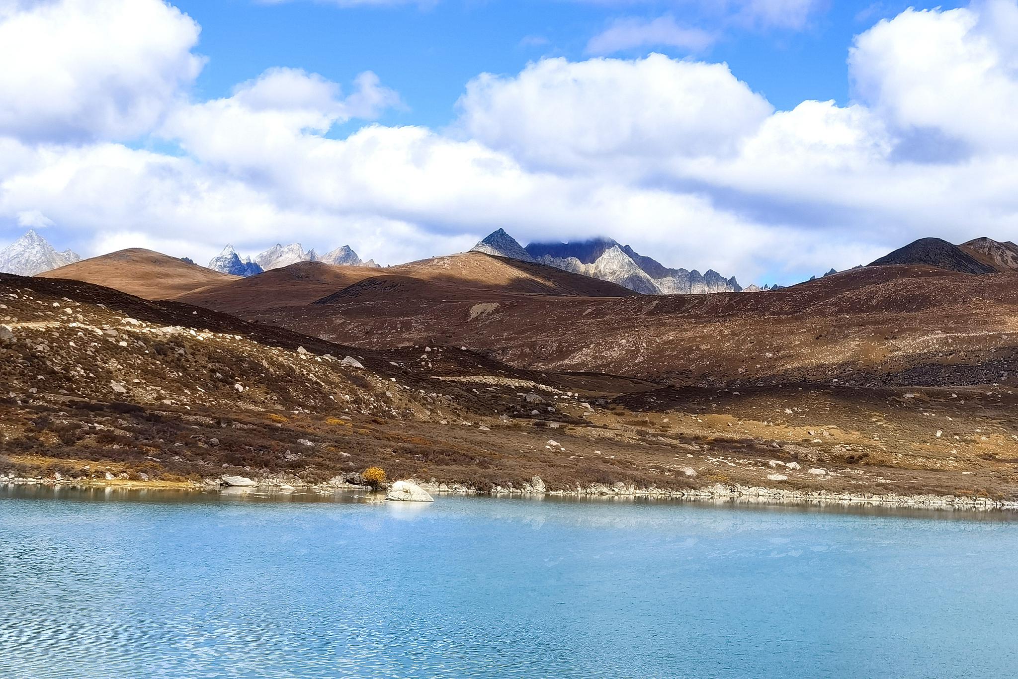 达古冰川:自然奇观 达古冰川位于四川省阿坝藏族羌族自治州黑水县,是