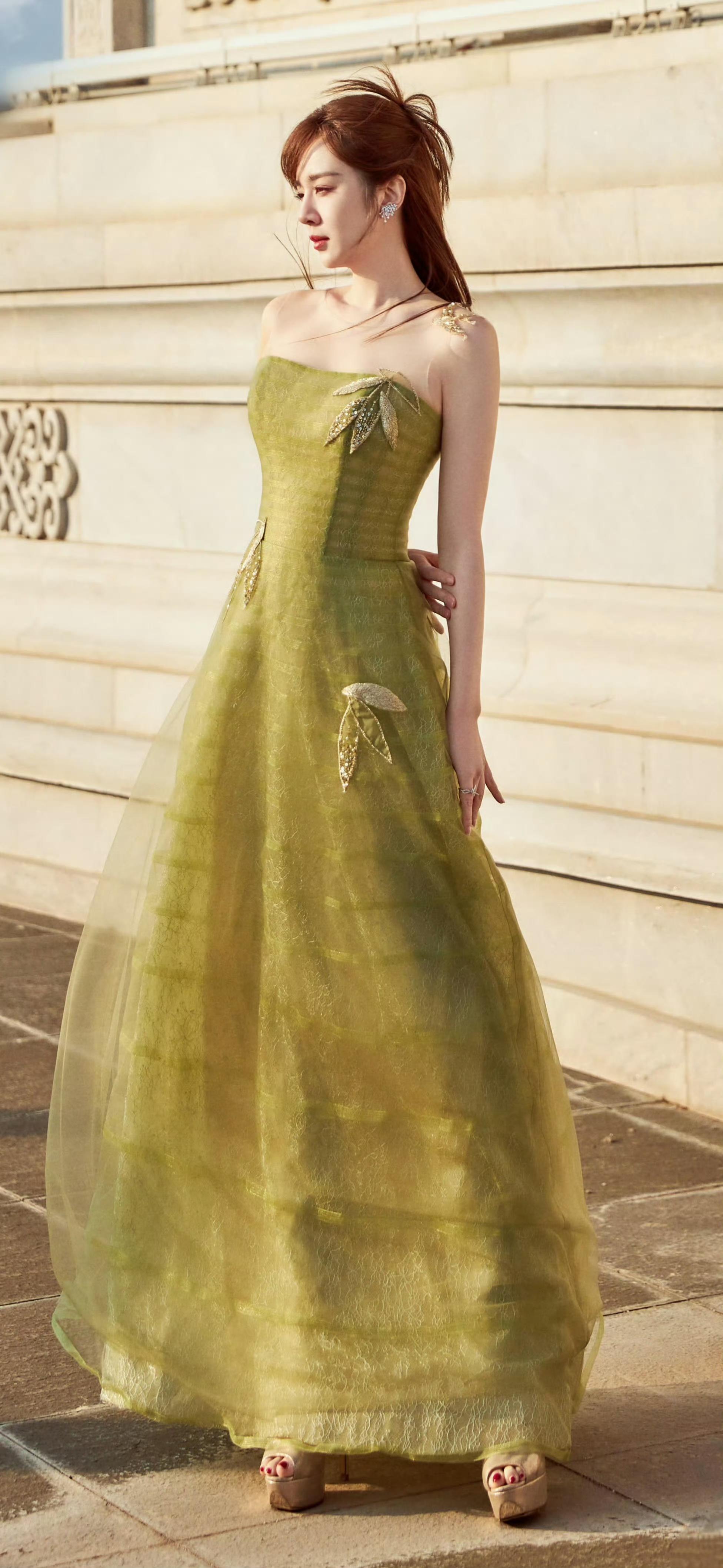 这就是王晓晨,一个灵动而独特的女性,用她的魅力与才华点亮了我们的