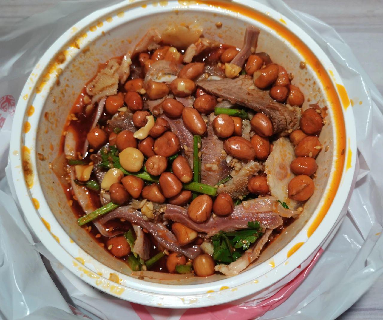 紫燕百味鸡夫妻肺片:美食诱惑下的"战场" 今天心血来潮,我来到紫燕百