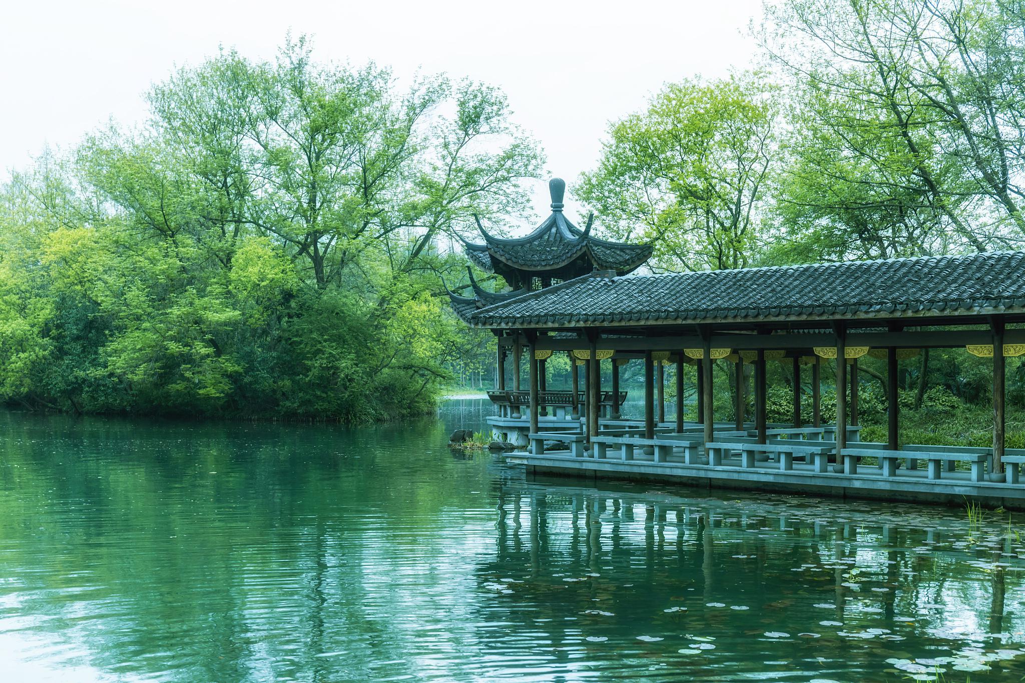 江南山水:一幅流动的水墨画卷 江南山水以其清秀,幽雅的特质闻名于世.