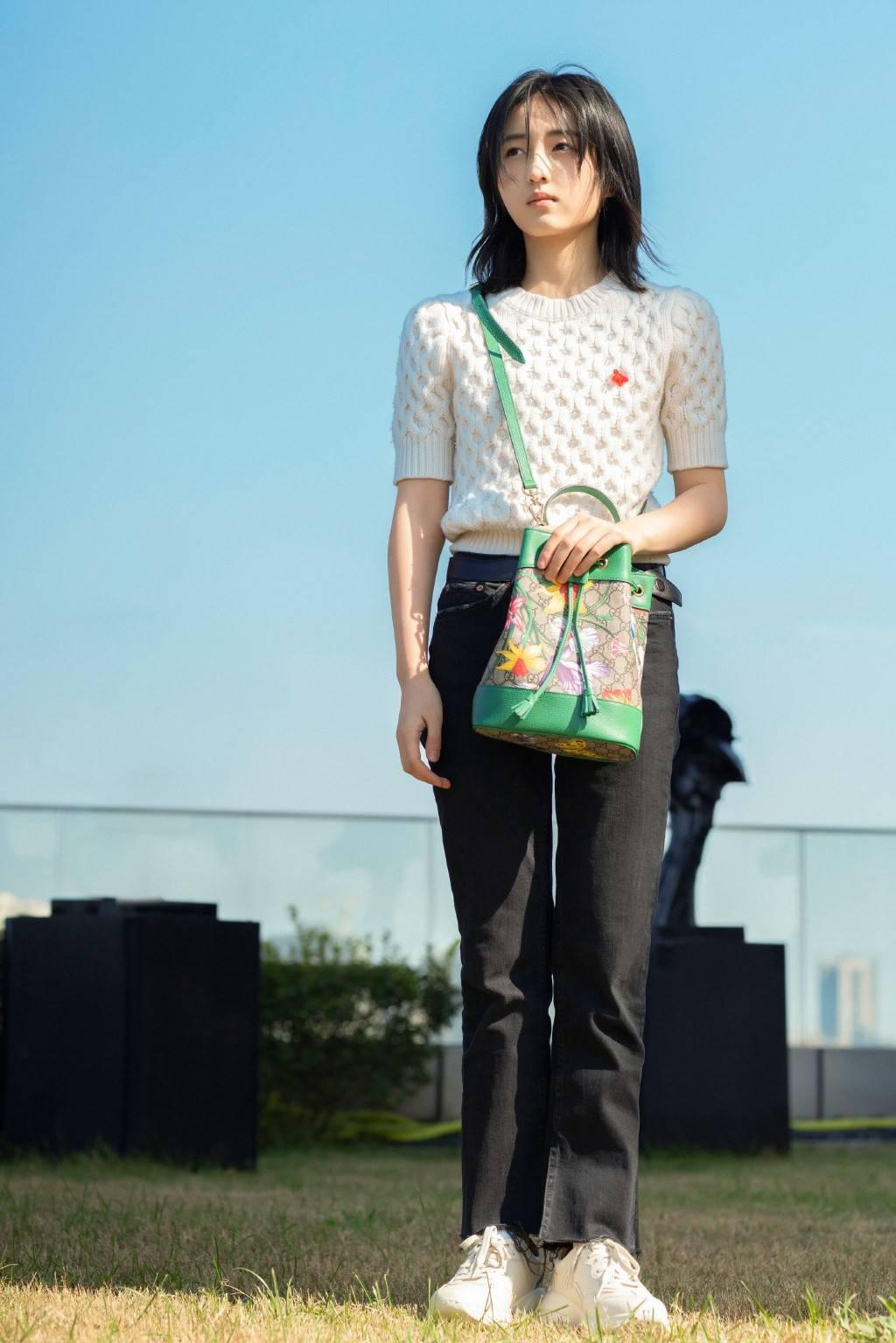 张子枫:笑容与搭配的魅力 张子枫的笑容充满了治愈力量,能够让人感受