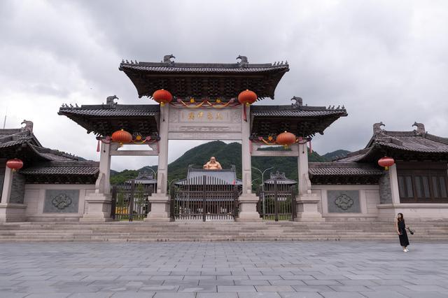 雪窦寺:深藏于浙江宁波奉化区秀美山谷中的千年古刹 雪窦寺是一座历史