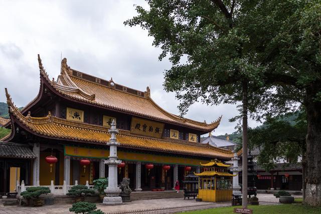 雪窦寺:深藏于浙江宁波奉化区秀美山谷中的千年古刹 雪窦寺是一座历史