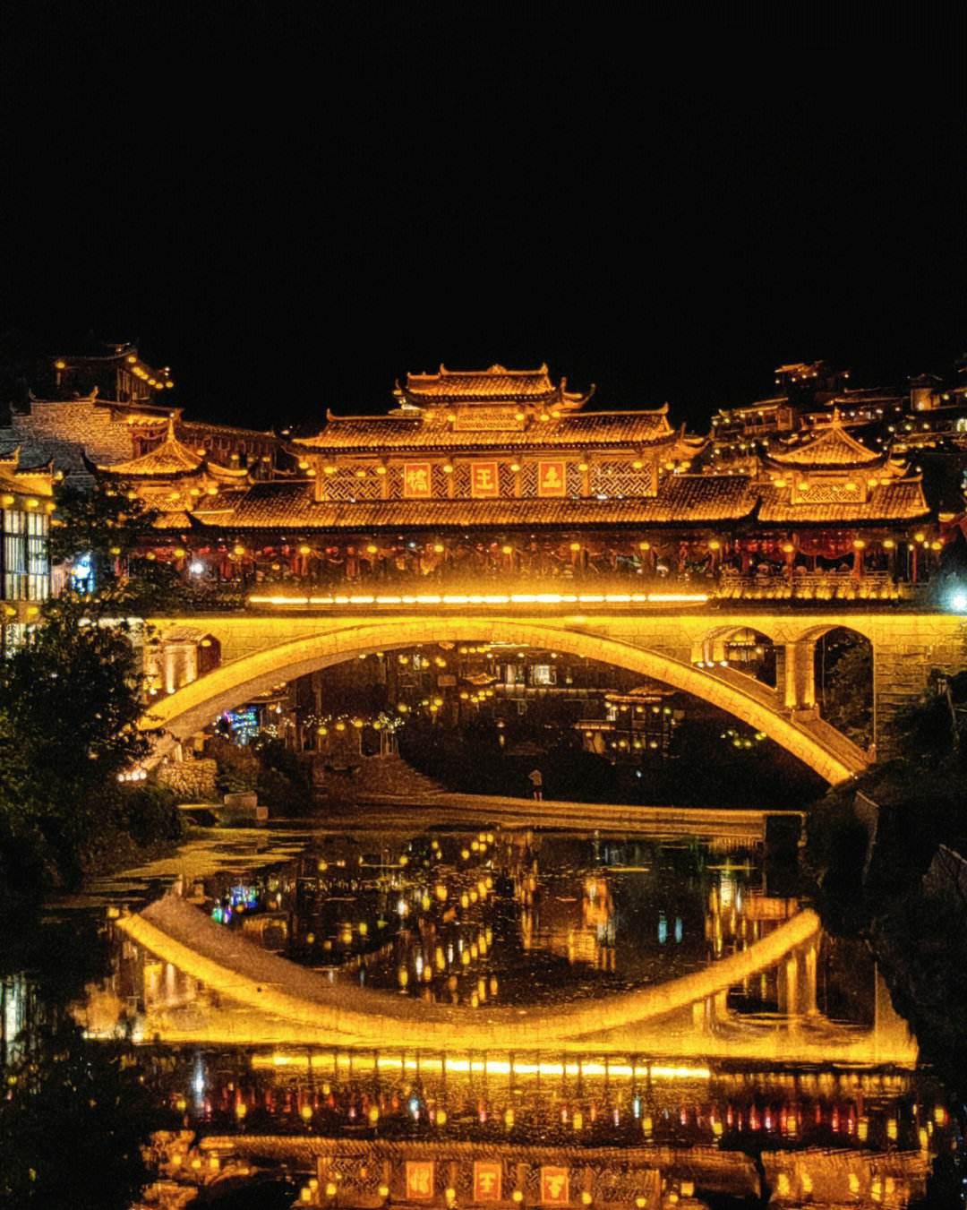 芙蓉镇:历史悠久,风景如画的古镇 芙蓉镇位于湖南湘西的土家族苗族