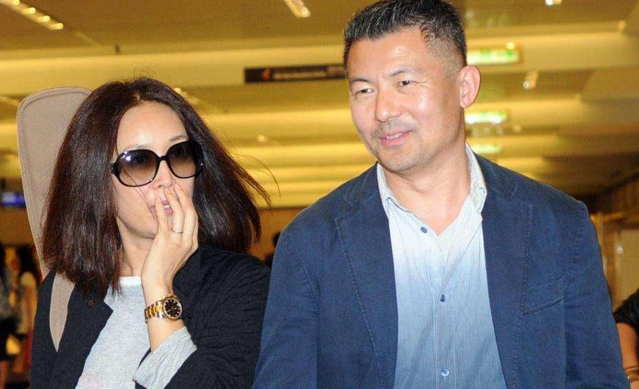 那英与高峰的10年爱情长跑:一场命运的角逐 那英,娱乐圈中的大姐大,以