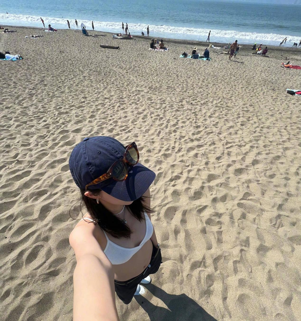 欧阳娜娜国外晒泳装照惹争议!