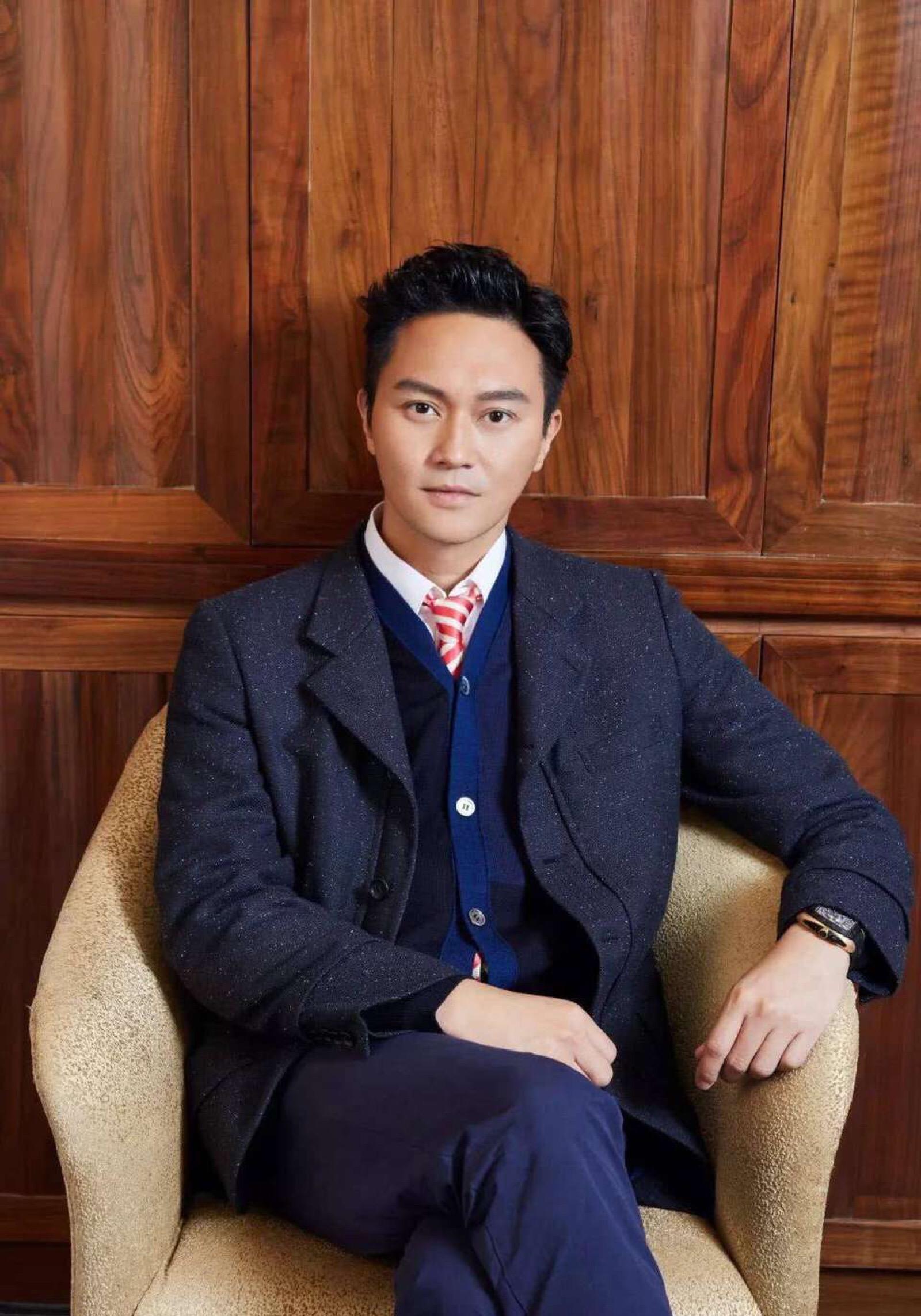 张智霖:从魅力巨星到街头偶遇的真实人物 张智霖,这个名字在香港娱乐