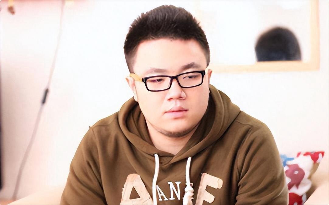 英达偏爱小儿子拒认巴图 英达长达三十年的冷漠和恶言相加,给巴图和