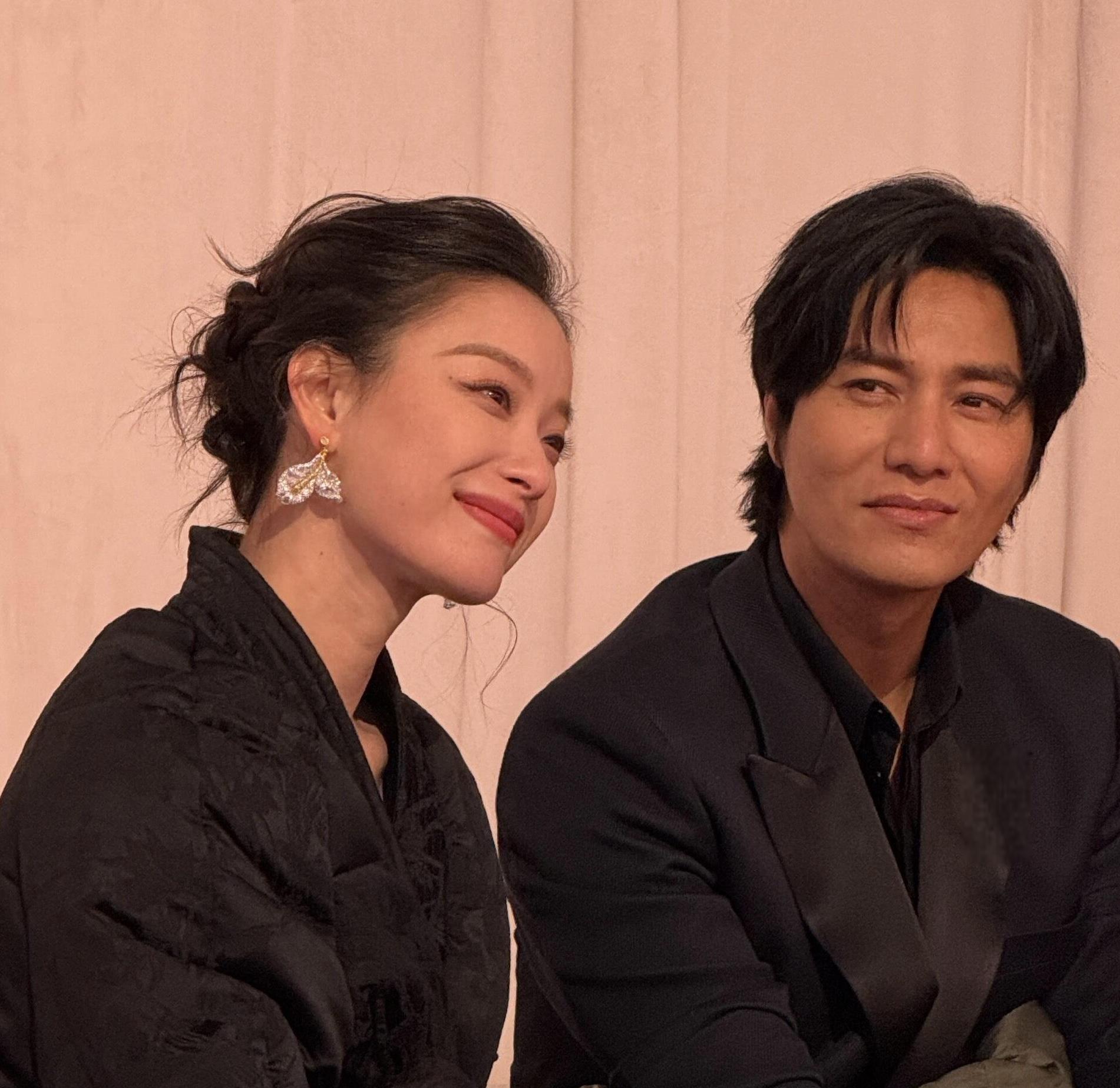 冬夜红毯:女星们的坚韧与美丽 在寒冷的冬夜,女星们为了出席活动,勇敢
