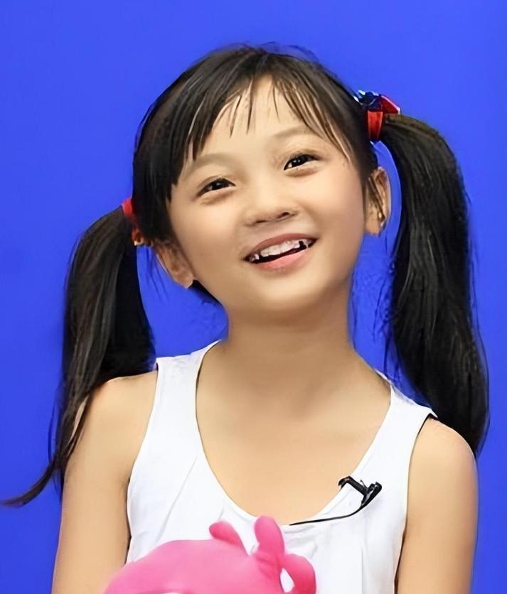 在2008年北京奥运会开幕式上,一个红衣小女孩林妙可的表演赢得了全场
