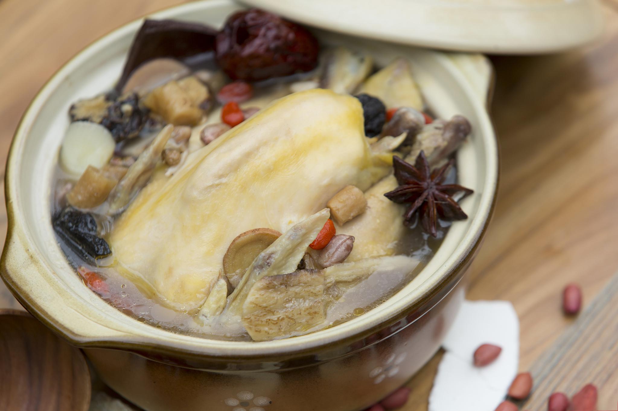 小胖谈养生:冬日里的一碗鸡汤,呵护孩子免疫力 随着冷风逐渐逼近,孩子