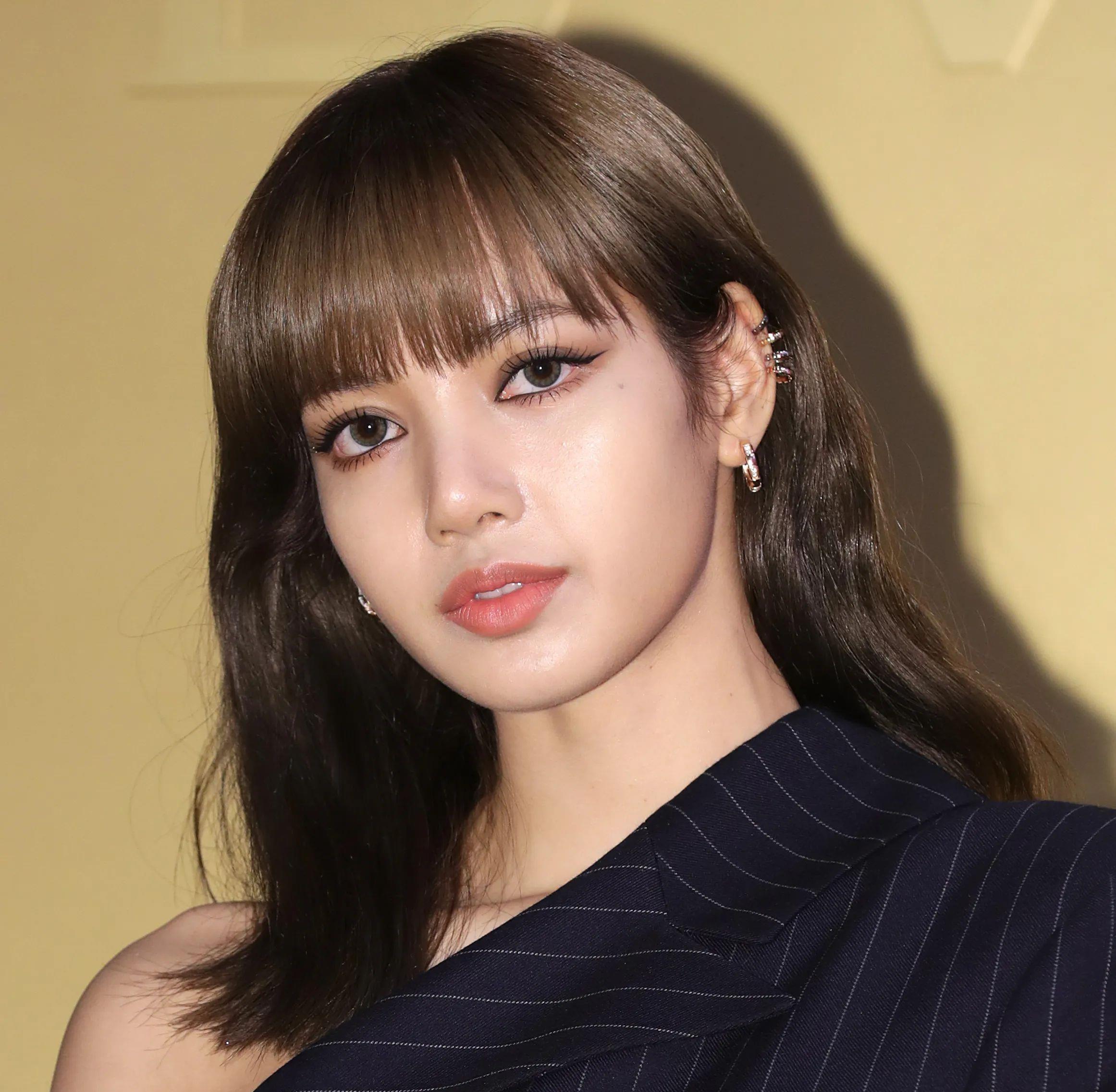 金珍妮画风变身惹争议 blackpink组合中的lisa和jennie最近在社交媒体