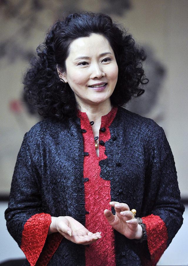 何赛飞:魅力天生,童年生活艰辛 何赛飞,演员,被葛优和张艺谋夸她的美