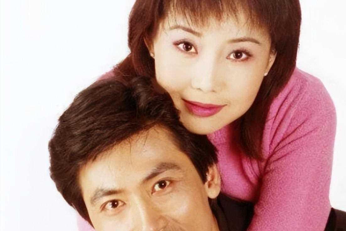 陆剑民和胡月的爱情故事 陆剑民和胡月是一对深情相爱的演艺圈夫妻